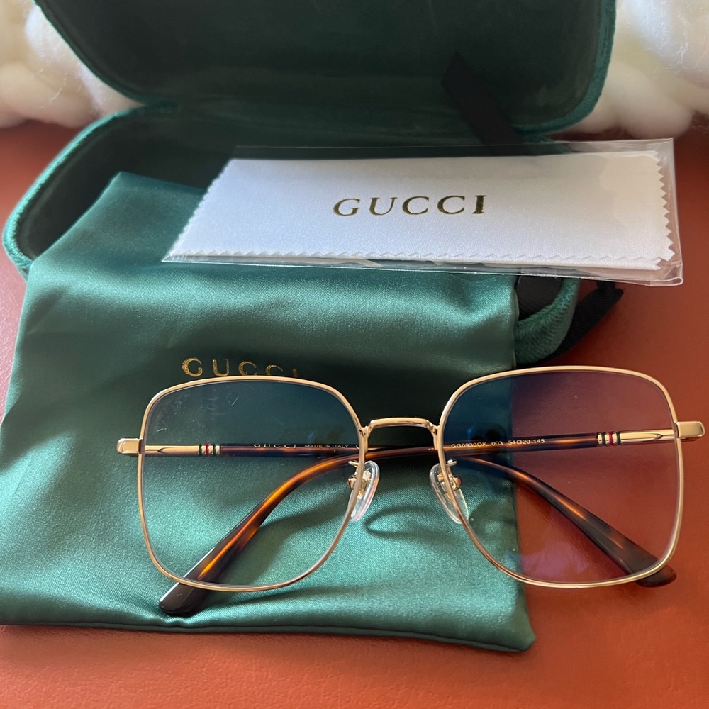 Women Gucci glasses/ lens color: blue lig